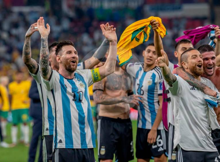 Al final del encuentro, Lionel Messi celebró con sus compañeros y con la afición que llegó hasta Qatar para respaldarlos durante el Mundial. FOTO JUAN ANTONIO SÁNCHEZ 