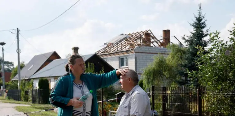 Los esposos Alicja Wesolowska y Tomasz Wesolowski sobrevivieron a los daños que produjo un dron ruso en su casa, en la ciudad polaca de Wyryki-Wola. FOTO: AGENCIA AFP.