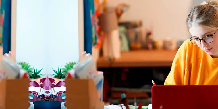 Mujer realizando un posgrado con una beca de la Universidad Europea. FOTO: Cortesía