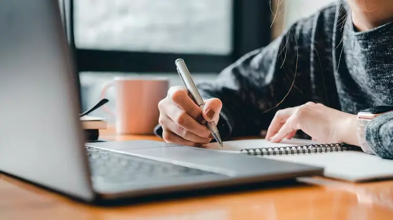 Las ofertas laborales de fin de semana benefician especialmente a jóvenes, madres cabeza de hogar y personas con tiempo limitado. FOTO: Stock Adobe