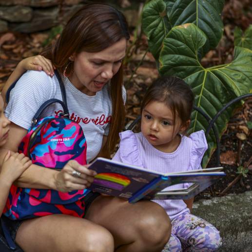 Este domingo se evidenció la visita de muchos niños en la Fiesta del Libro. FOTO Manuel Saldarriaga.