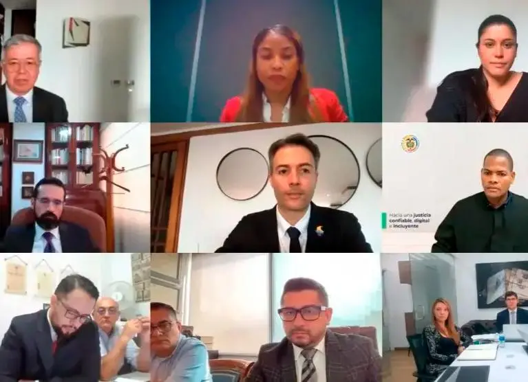En este proceso hay diez funcionarios acusados, incluido el exalcalde Quintero (centro) lo mismo que tres particulares. Esta es una escena de la audiencia de imputación. IMAGEN CONGELADA DE AUDIENCIA