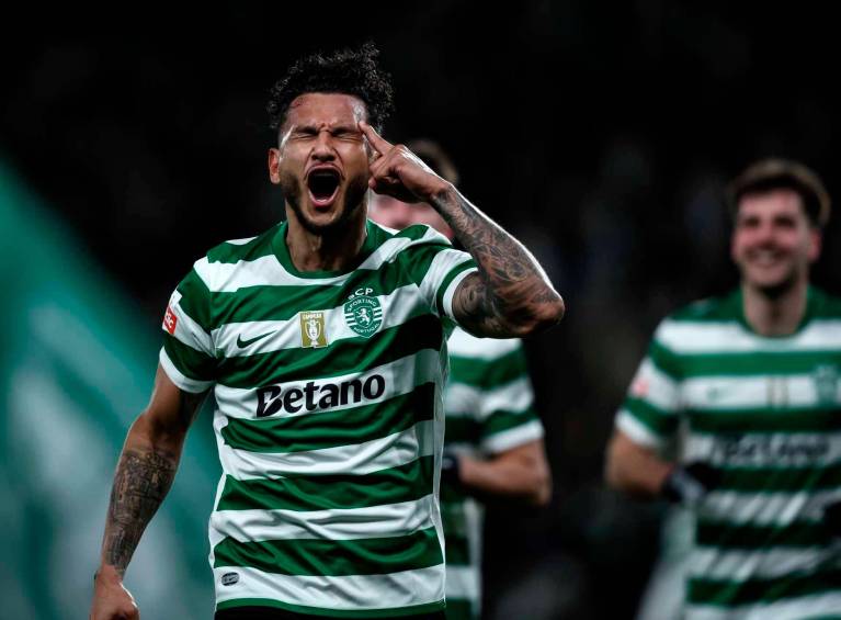 Luis Javier Suárez celebrando uno de los tres tantos que aportó en la goleada del Sporting de Lisboa al Río Ave, en la Liga de Portugal. FOTO: Tomada de X @SportingCP