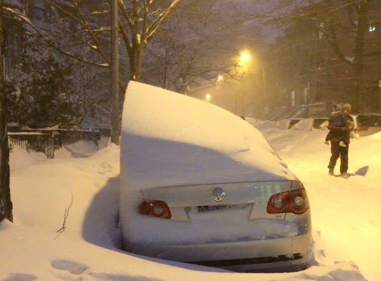 La nevada de 2016 sigue manteniendo el record a una de de las más fuertes en la historia de Nueva York. FOTO: tomada de JimCantore vía X.