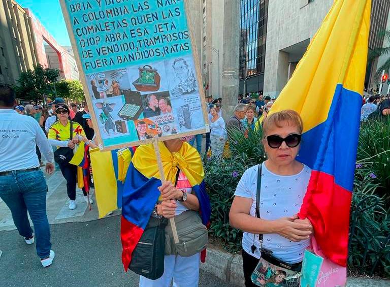Algunos de los asistentes lanzaron arengas en contra de los escándalos del gobierno Petro. FOTOS: JAIDER ESCOBAR BUITRAGO