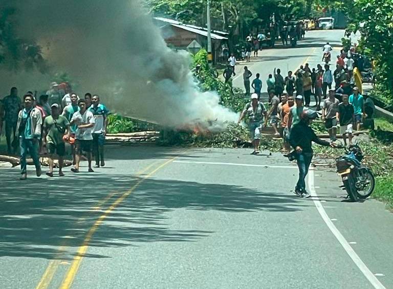 Los manifestantes han puesto troncos y quemado llantas para evitar el paso de vehículos. FOTO: Cortesía Denuncias Antioquia.
