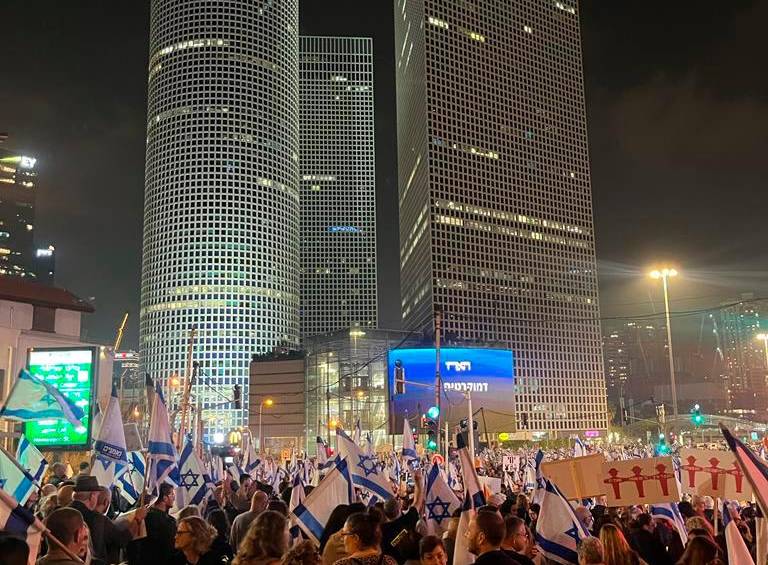 Las marchas de los sábados en la noche en Tel Aviv suelen ser multitudinarias. La gente se une para rechazar la reforma judicial del Gobierno. FOTOS Daniel Valero