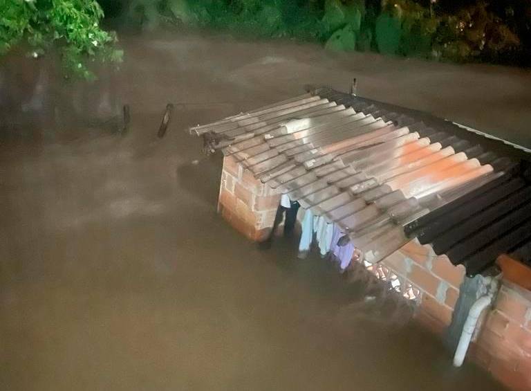 El nivel del agua subió más de medio metro en algunas zonas. Foto: Cortesía Bomberos Envigado.