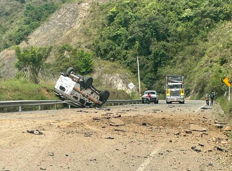 Así fue el atentado con una bomba el pasado 3 de agosto. El policía que conducía se salvó. Las curvas y el bosque son aprovechados por los delincuentes para atacar. FOTO cortesía