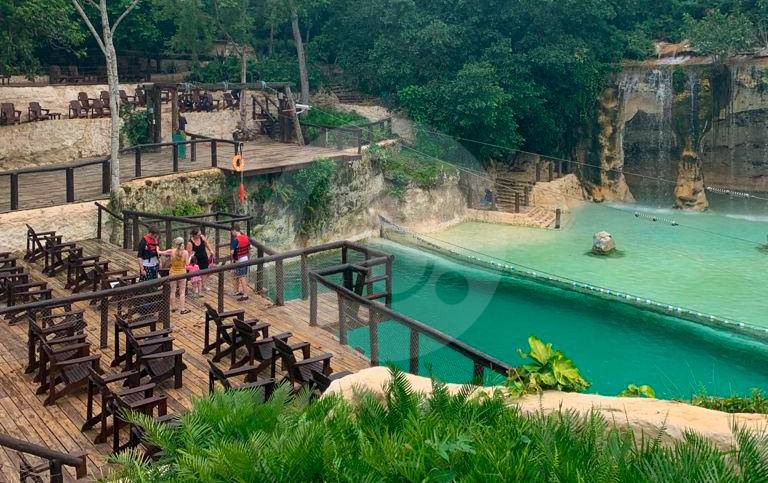 En el Scape Park, en Cap Cana, los visitantes pueden aventurarse en el zip lane eco splash o relajarse en la piscina natural de agua.