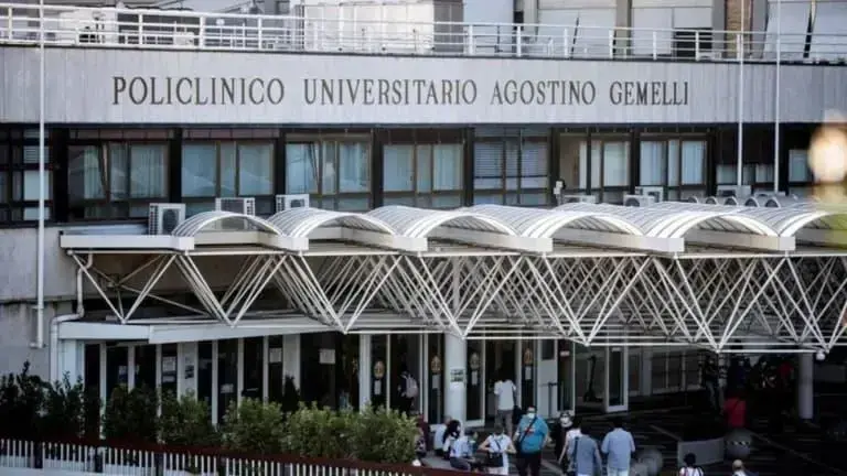 Hospital Gemelli de Roma. Este hospital fue inaugurado en 1964; hace parte de la Universidad Católica del Sagrado Corazón y es reconocido como uno de los principales centros médicos de Italia.