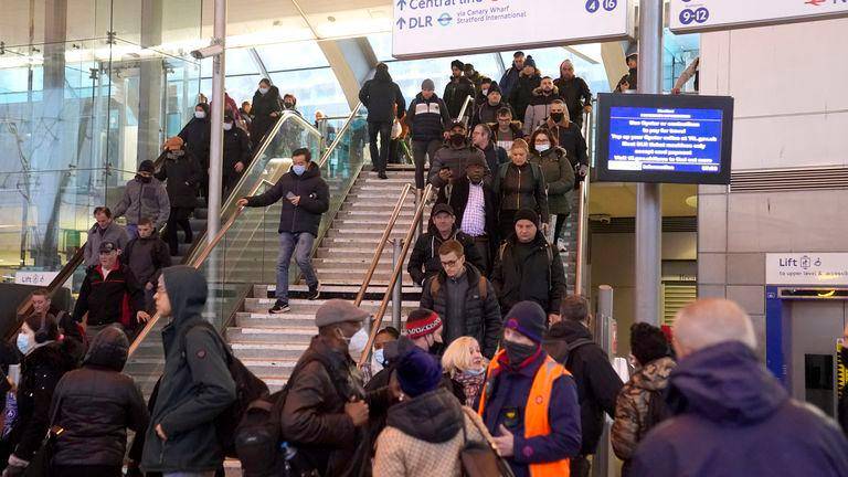 Estación del metro de Stratford en el este de Londres tuvo gran congestión de personas, en las primeras horas de la mañana. FOTO: EFE