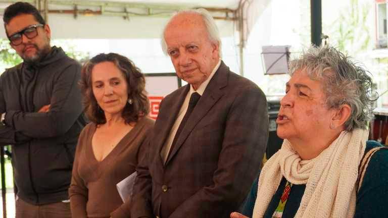 De izquierda a derecha: los viceministros Esteban Zabala y Adriana Molano. El ministro Jorge Zorro y Adriana Mejía Aguado, directora de Artesanías de Colombia. FOTO cortesía