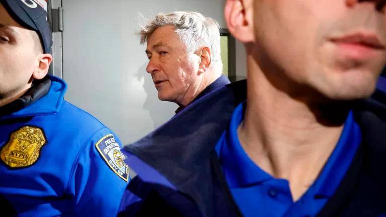 El actor Alec Baldwin será juzgado por la muerte de Halyna Hutchins, directora de fotografía de Rust. Foto: Getty.