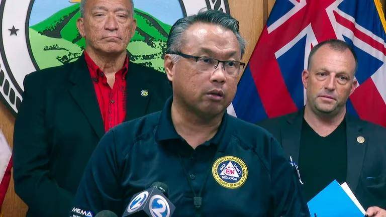 El administrador de la Agencia de Manejo de Emergencias de Maui, Herman Andaya, habla durante una conferencia de prensa en Wailuku, Hawái, el miércoles 16 de agosto de 2023. (AP Photo/Mike Householder)Las sirenas