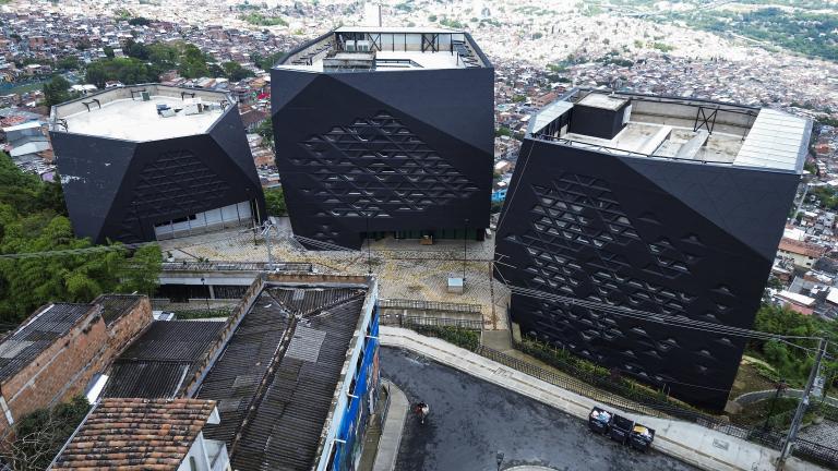 Aún siguen sin entregar la Biblioteca España, en la Comuna Nororiental de Medellín. Aspecto de las obras en junio pasado. FOTO: Manuel Saldarriaga Quintero