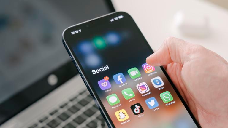 La versión del iPhone 17 de 256 GB es la única que no rebasa los $5 millones. El teléfono de 512 GB va a estar disponible desde los $5,8 millones. FOTO: Getty