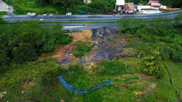 El fin de semana se habría dado el desplazamiento de 4 centímetros en la masa de tierra que representa riesgo. FOTO MANUEL SALDARRIAGA