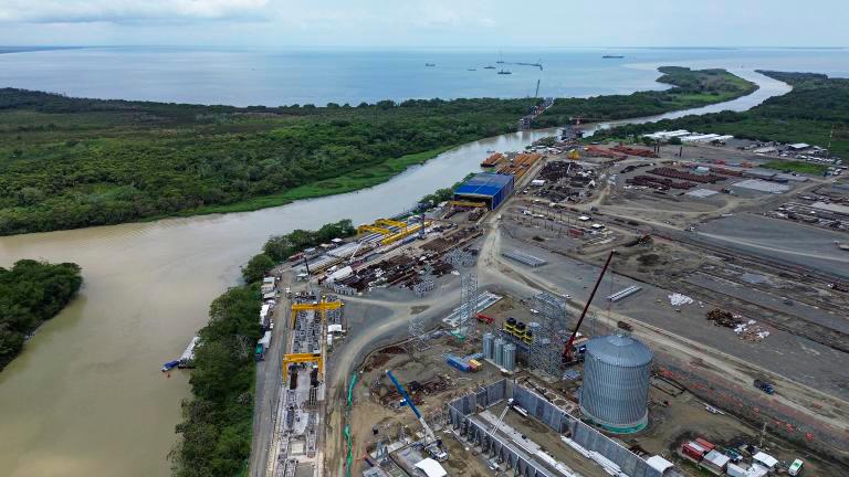 Operadores, estibadores y técnicos en logística hacen parte de los primeros empleos activados en la fase inicial de operación del Puerto Antioquia. FOTO: MANUEL SALDARRIAGA