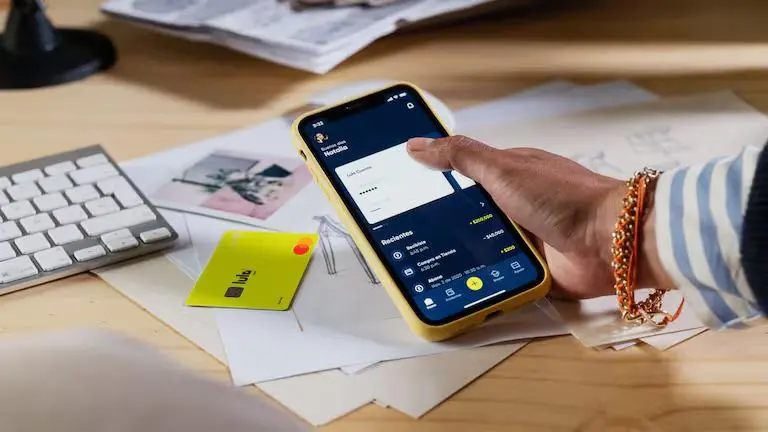 Lulo es el primer ecosistema bancario nativo digital en Colombia. Con un modelo 100 % en línea, regulado por la Superintendencia Financiera, integra servicios de ahorro, crédito, inversión y gestión en dólares, brindando una experiencia personalizada, transparente y centrada en cada persona.