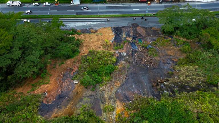 En el sector de Las Chachas, de Sabaneta, hay riesgo por un alud que afecte la vía, se lleve la infraestructura eléctrica y dañe casas y negocios. FOTO Manuel Saldarriaga