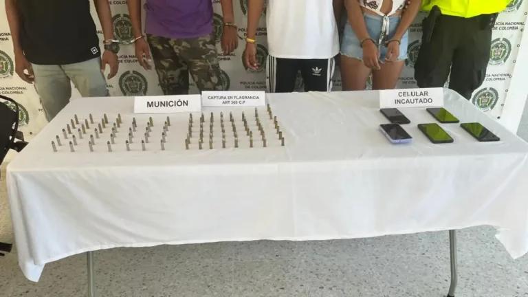 En el operativo se incautaron cinco celulares, una motocicleta y 80 cartuchos de munición calibre 38. FOTO: Policía 