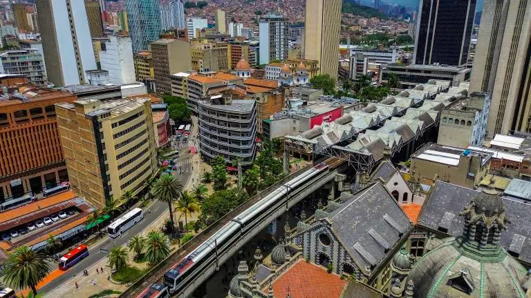 Los sectores de BPO, comercio y atención al cliente lideran la oferta de empleo actual en Medellín. FOTO: CAMILO SUÁREZ