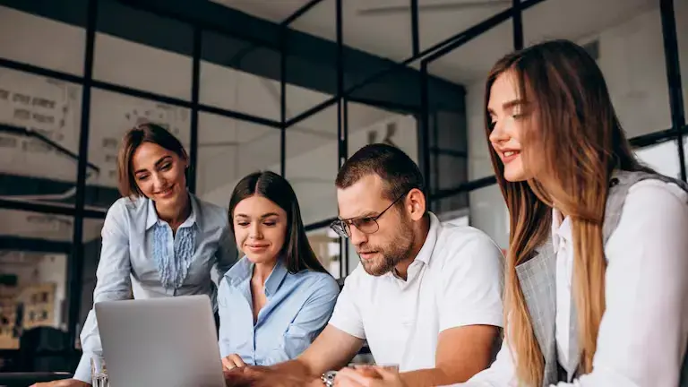 El 70 % de las vacantes en Medellín se concentra en ventas, servicio al cliente, logística y bodega. FOTO: GETTY