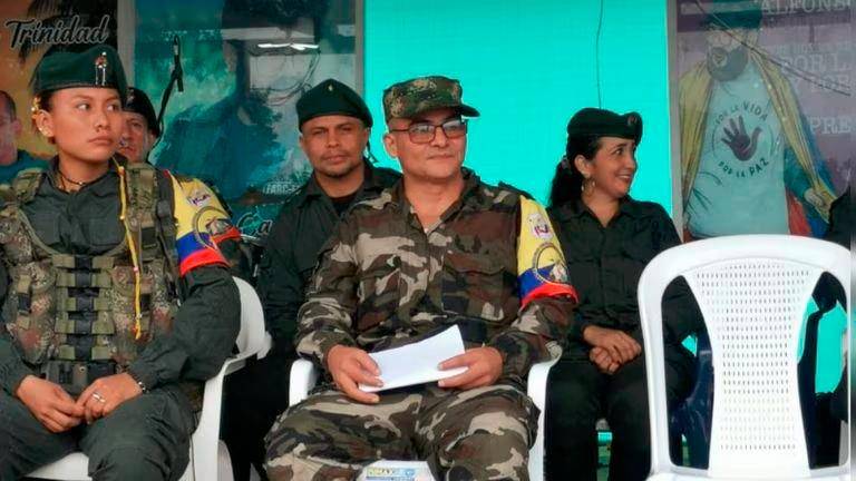 El jefe guerrillero Iván Mordisco (al centro) apareció vivo y con buen estado de salud en un evento de las disidencias de las Farc en los llanos de Yarí. FOTO: CORTESÍA