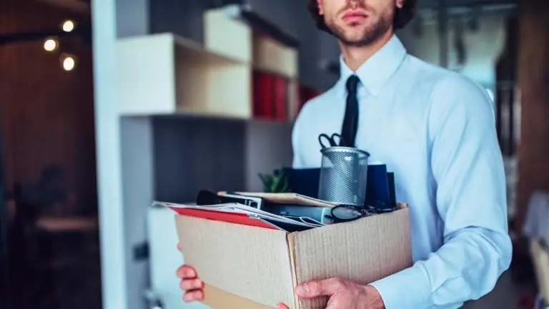 Trabajador recogiendo sus elementos personales, tras ser despedido por no cumplir con las metas. FOTO: SHUTTERSTOCK
