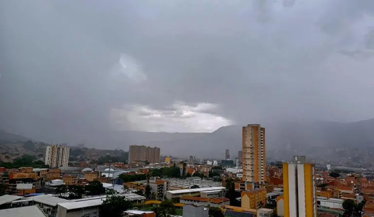 El sur del Valle de Aburrá ya registra inundaciones por el fuerte aguacero de esta tarde de jueves 4 junio. Foto: Juan Antonio Sánchez Ocampo