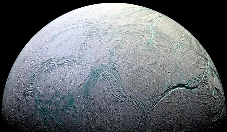 Encélado, luna de Saturno, es una bola de hielo que, en su polo sur, tiene volcanes de agua. Foto: NASA
