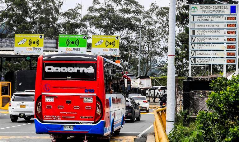 Los ajustes tarifarios en peajes se aplicarán entre el 1 y el 15 de enero de 2026, según cada proyecto vial. FOTO: Jaime Pérez