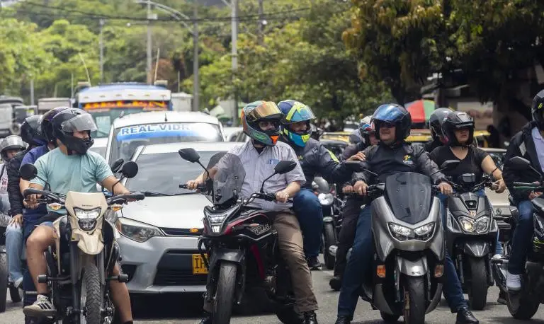 Las dos ruedas representan el 59,9% del total de los vehículos en el Valle de Aburrá, superando con amplia ventaja a los automóviles, que ocupan el segundo lugar con un 31,2%. FOTO Camilo Suárez. 