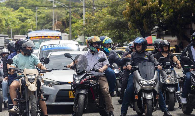 Las dos ruedas representan el 59,9% del total de los vehículos en el Valle de Aburrá, superando con amplia ventaja a los automóviles, que ocupan el segundo lugar con un 31,2%. FOTO Camilo Suárez. 