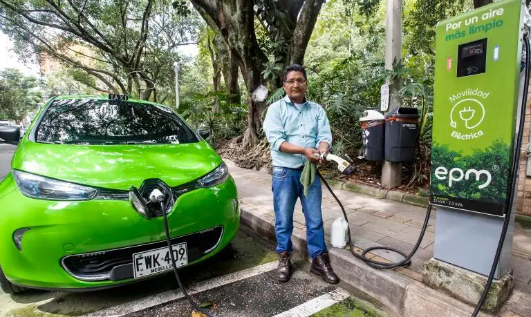 El estudio analizó miles de escenarios de conducción para medir costos reales de uso y emisiones de los vehículos eléctricos. FOTO: JULIO CÉSAR HERRERA