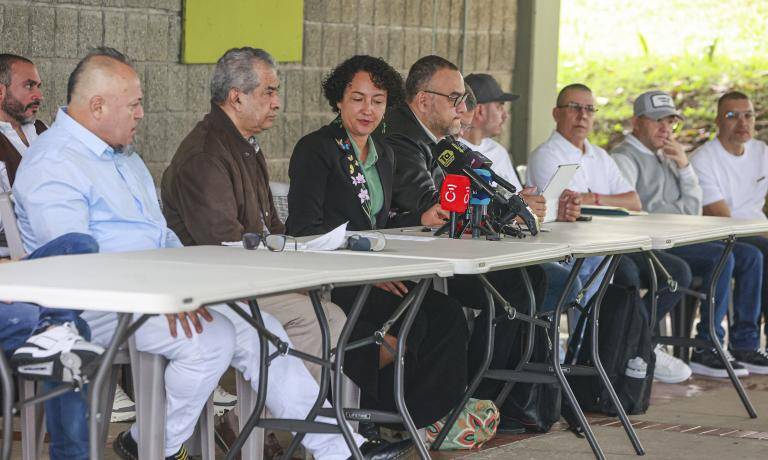 Freyner Alfonso Ramírez García, alias, ‘Carlos Pesebre’, Jorge Mejía Martínez y la senadora, Isabel Cristina Zuleta, han sido los voceros frecuentes de la Mesa de Paz Urbana. Foto: Manuel Saldarriaga Quintero.
