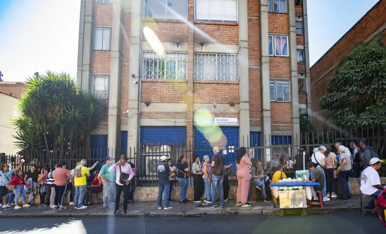 Largas filas para la entrega de medicamentos en el Centro de Medellín. FOTO: Esneyder Gutiérrez
