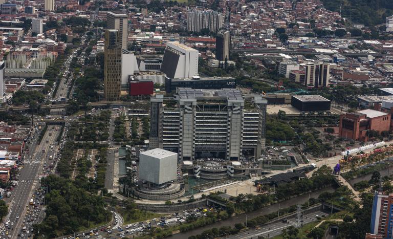 Panorámica de Medellín y su movilidad en las diferentes vías de la ciudad. FOTO Manuel Saldarriaga Quintero.
