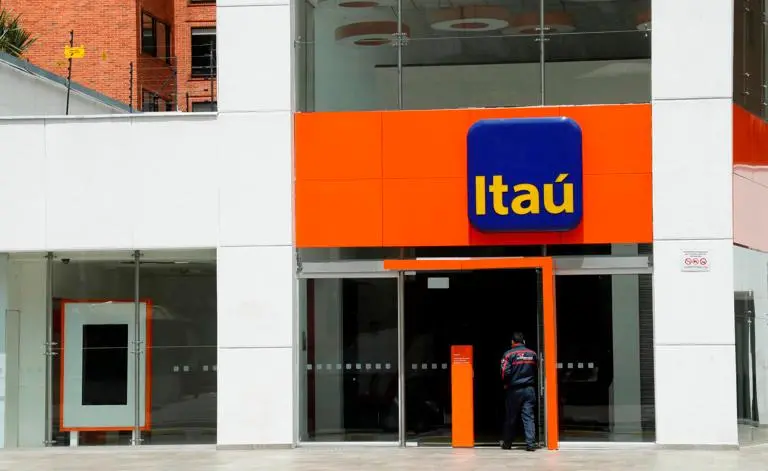 Itaú Unibanco enfrenta críticas tras despedir a mil trabajadores híbridos por “abuso de confianza” en su modelo flexible. FOTO: GETTY