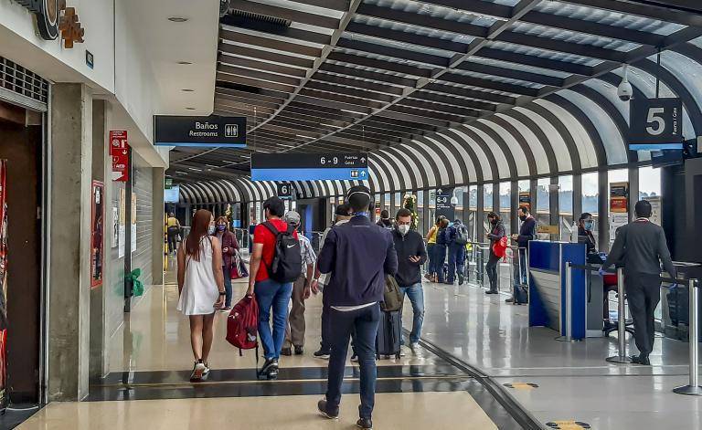 El sindicato afirmó que los procesos de revisión que normalmente toman entre uno y dos minutos por pasajero ahora pueden extenderse hasta 12 minutos. FOTO: Juan Antonio Sánchez