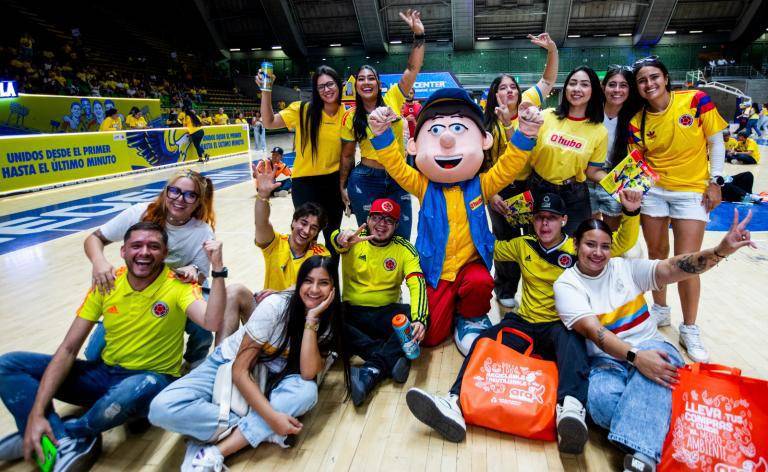 Las horas previas a los partidos de Colombia concentraron buena parte de las compras en supermercados, tiendas y plataformas de domicilios. FOTO: JULIO HERRERA