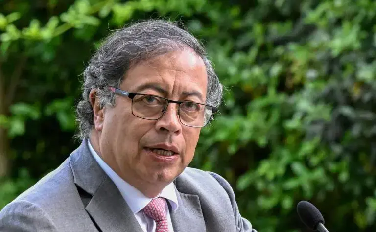 Gustavo Petro de Colombia ocupa el séptimo puesto con un 37,6 %, experimentando una leve caída respecto a la medición anterior (38,2 % en agosto de 2024). FOTO: Getty