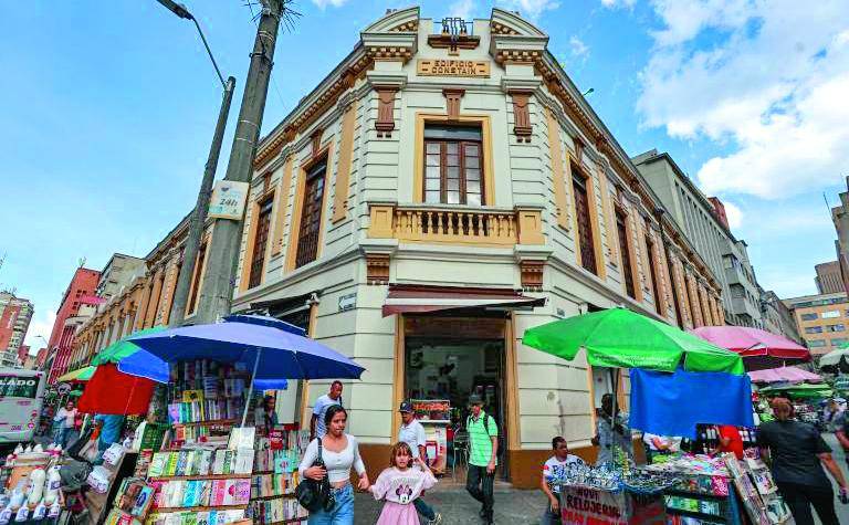 El edificio Constain fue pionero al ser el primer edificio con luz eléctrica de Medellín, un lujo que comenzaba a transformar la vida urbana. FOTO Manuel Saldarriaga