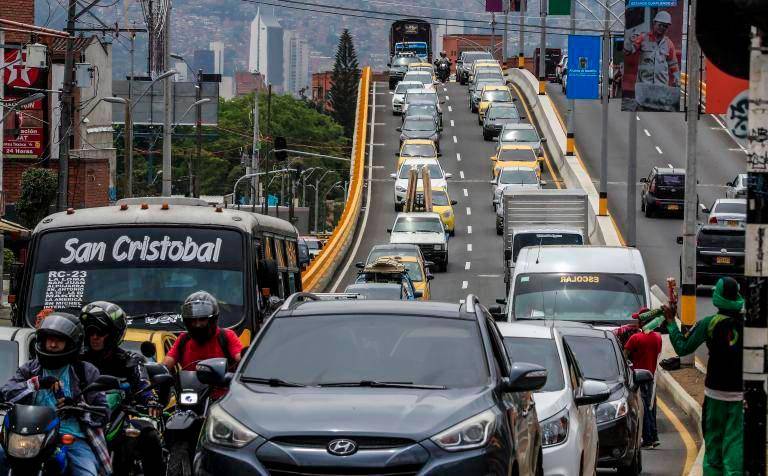 La restricción del pico y placa rige hasta las 8:00 p.m. FOTO: Jaime Pérez