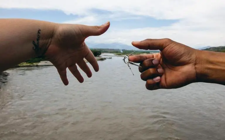 El punto final del rito consiste en arrojar las llaves al río, como símbolo de que nada puede desatar el vínculo amoroso. FOTO Julio César Herrera
