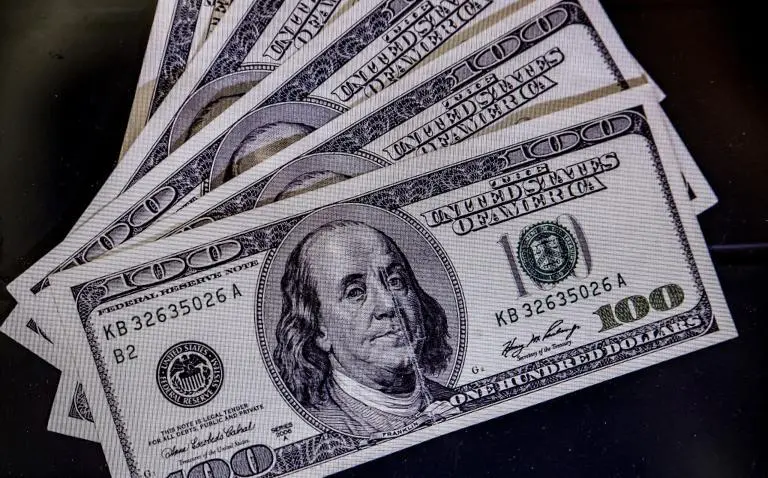 El peso colombiano sigue fortaleciéndose frente al dólar, que se mantiene cerca de sus niveles más bajos desde 2021. FOTO: JAIME PÉREZ