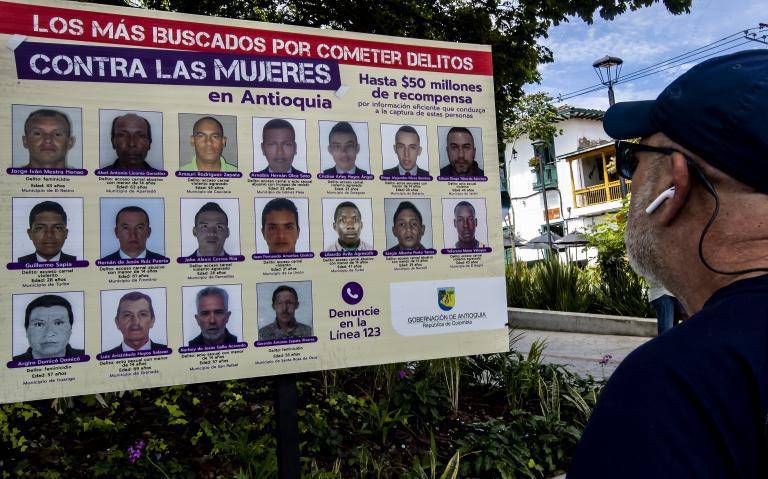 En El Retiro, el gobernador de Antioquia presentó el cartel de los más buscados por cometer delitos contra las mujeres. Foto: Jaime Pérez Munévar.