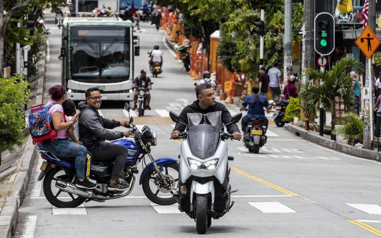 Los conductores hasta han sido amenazados por motociclistas al demorarse unos segundos más en el descenso e ingreso de usuarios. FOTO Jaime Pérez Munévar