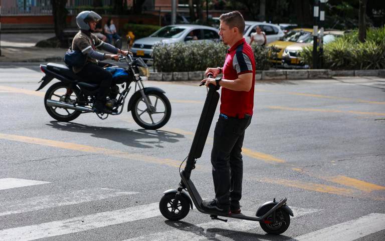La identificación obligatoria para estos vehículos de micromovilidad eléctrico comenzará a exigirse a partir del 1 de enero de 2027. FOTO MANUEL SALDARRIAGA